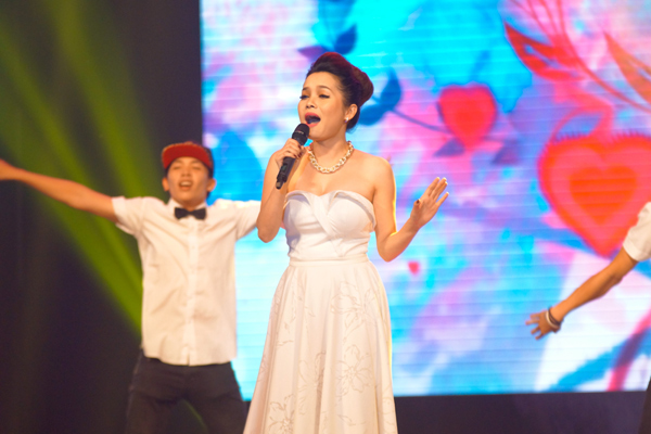 Hương Giang Idol khoe chân dài miên man với bodysuit bó gọn | Hương Giang,người đẹp chuyển giới,diện jumpsuit ngắn,khoe thân hình,nóng bỏng,chân dài miên man,New Hits