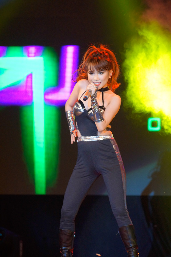 Hương Giang Idol khoe chân dài miên man với bodysuit bó gọn | Hương Giang,người đẹp chuyển giới,diện jumpsuit ngắn,khoe thân hình,nóng bỏng,chân dài miên man,New Hits