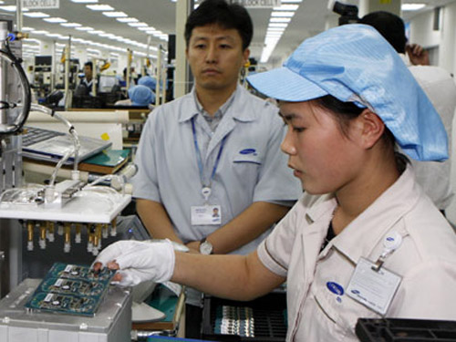 Kiểm tra linh kiện điện thoại trước khi lắp ráp tại Công ty Samsung Vietnam. Ảnh: Đức Tám.