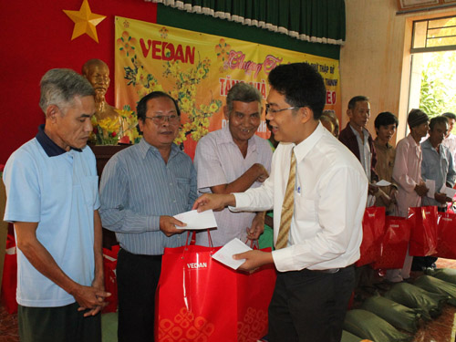 Đại diện công ty Vedan tặng quà tết tại xã Tân Hiệp (Long Thành)