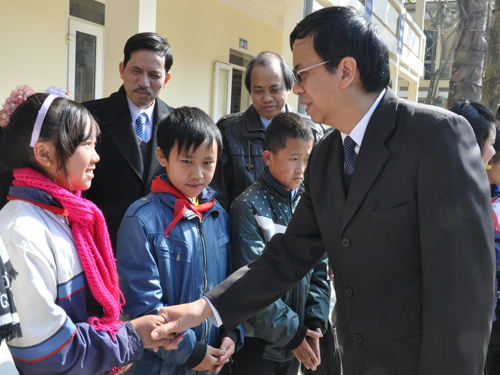 Ông Phan Văn Hùng thăm hỏi, động viên học trường Dân tộc nội trú Pà Cò