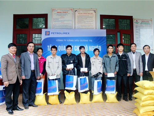 Phó Giám đốc Petrolimex Quảng Trị Nguyễn Đức Hùng và BTV Công đoàn cơ sở tặng quà tết các hộ nghèo thị trấn Krông-Klang, huyện Đakrông, tỉnh Quảng Trị (ảnh Nguyễn Đức Dũng)