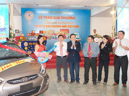 Trao giải xe hơi cho bà Nguyễn Thị Hảo