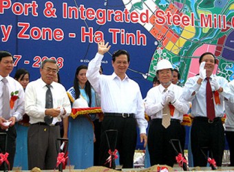 Thủ tướng Nguyễn Tấn Dũng tại lễ khởi công dự án khu liên hợp gang thép và cảng nước sâu của Formosa, tháng 7/2008.