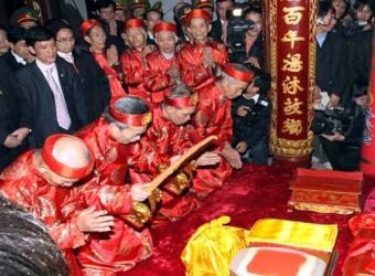 Các vị cao niên phường Lộc Vượng (Nam Định) thực hiện nghi thức khai ấn. Ảnh: Thế Duyệt.