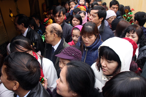 Dòng người ken đặc khi vào chùa Phúc Khánh. Ảnh: Hà Anh.