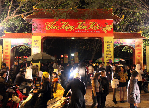 2h sáng, hàng trăm người vẫn tấp nập đến chùa Trấn Quốc để làm lễ. Ảnh: Hà Anh.