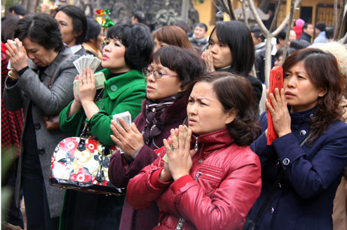 Làm lễ tại chùa Quán Sứ lúc gần 10h ngày mùng 1 Tết. Ảnh: Hà Anh.