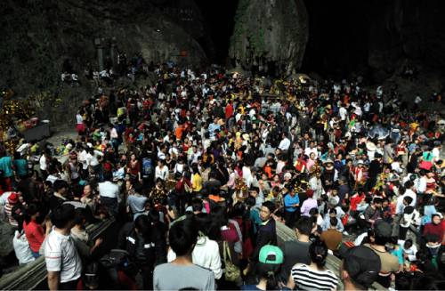 Đi lễ chùa Hương, “hối lộ” cả sư tử đá - 1