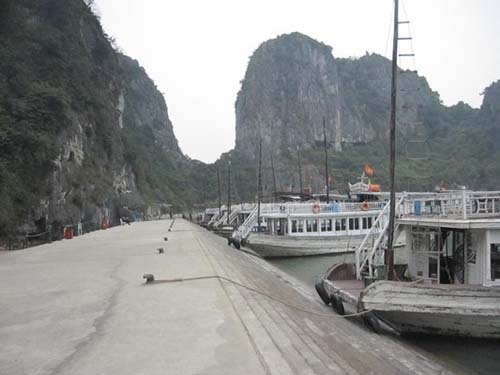 Bến đỗ tàu khu vực động Thiên Cung, hang Đầu Gỗ vắng vẻ vào sáng cuối tuần 