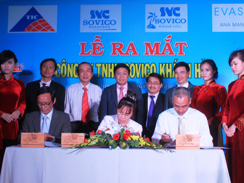 Ký kết tiếp nhận bàn giao lao động trước sự chứng kiến của Lãnh đạo Tập đoàn