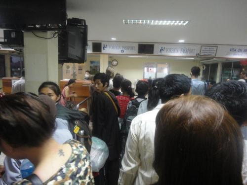 Chờ đợi làm thủ tục qua đất Thái (Ảnh lấy từ phuot.vn)