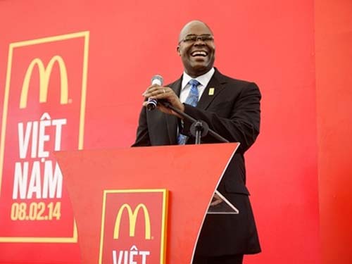 Ông Don Thompson tại lễ khai trương cửa hàng McDonald's tại Việt Nam.
