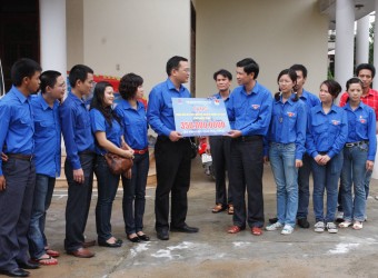 Bí thư Đoàn Petrovietnam trao tang 350 triệu đồng cho hoạt động vì cộng đồng