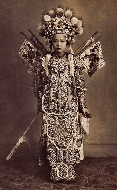 Một nữ diễn viên tuồng ở Sài Gòn. Ảnh chụp năm 1900.