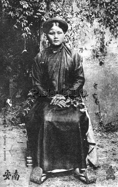 Áo dài, khăn đóng, đi hài.