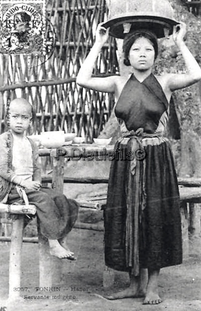 Trang phục trong lao động thường ngày của phụ nữ - áo yếm, váy đụp.