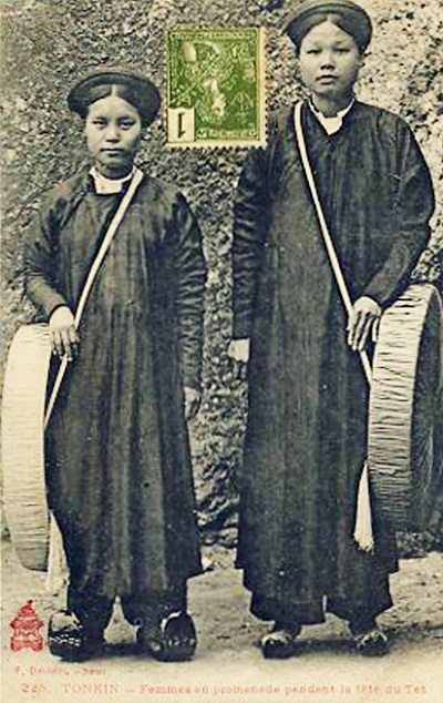 Phụ nữ đi chơi Tết.