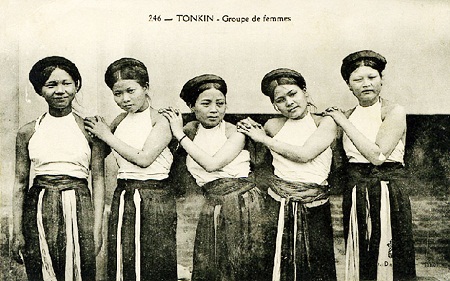 Trang phục phụ nữ trong lao động thường ngày.