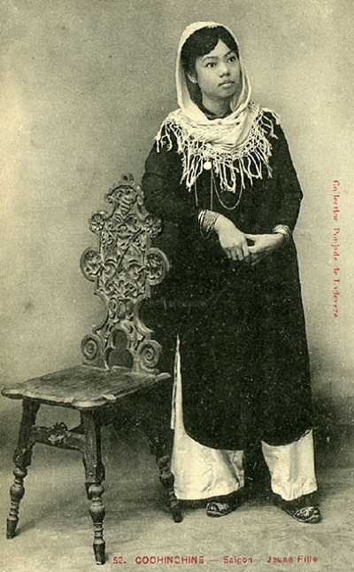 Một phụ nữ Sài Gòn với chiếc khăn đội đầu đã bắt đầu thể hiện xu hướng “Tây hóa”.