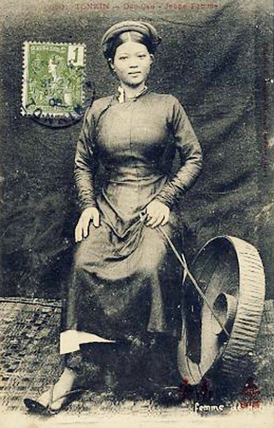 Người phụ nữ với chiếc áo dài đã bắt đầu mang nét hiện đại, may bó sát, khoe ra đường nét cơ thể.