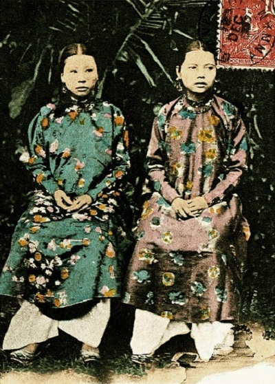 Hai người vợ của vua Thành Thái. Ảnh chụp năm 1907 ở Huế.