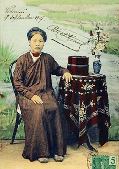 Áo dài nâu sồng phổ biến trong cuộc sống thường nhật.