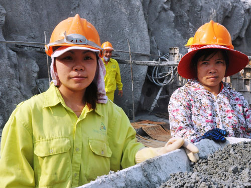 Chị Trần Thị Hồng Nhung trên công trường Thủy điện Lai Châu