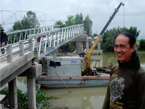 Anh Sáu Quý bên công trình