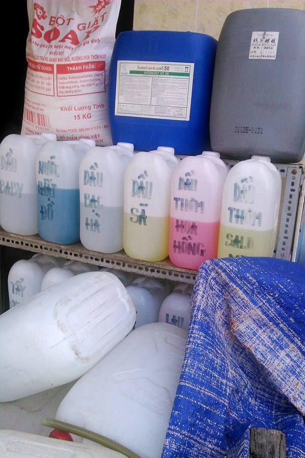 Sữa tắm, dầu gội 12.000 đồng/lít ở chợ hóa chất Kim Biên (4)