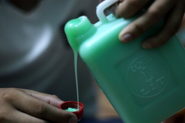 Sữa tắm, dầu gội 12.000 đồng/lít ở chợ hóa chất Kim Biên (7)