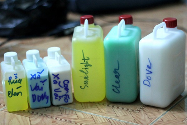 Sữa tắm, dầu gội 12.000 đồng/lít ở chợ hóa chất Kim Biên (8)