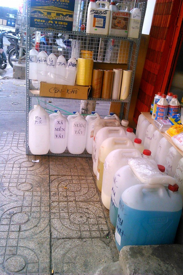 Sữa tắm, dầu gội 12.000 đồng/lít ở chợ hóa chất Kim Biên (3)