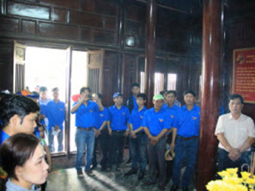 ĐVTN Công ty xăng dầu Quảng Ngãi dâng hương tại Khu lưu niệm cố Thủ Tướng Phạm Văn Đồng