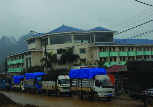 Hàng hóa chờ được kiểm tra tại cửa khẩu Tà Lùng, Cao Bằng