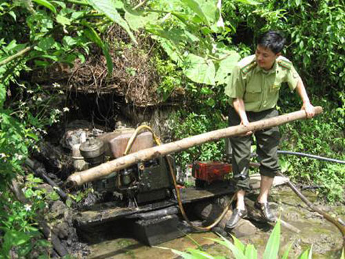 Máy móc khai thác khoáng sản trái phép bị thu giữ.