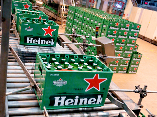 Két chai Heineken được thiết kế mới với hình ngôi sao đỏ in đậm.