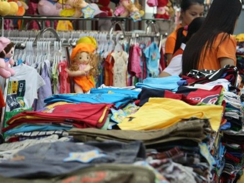  Một gian hàng trưng bày hàng may mặc tại một hội chợ ở TPHCM. Ãnh: Thu Nguyệt