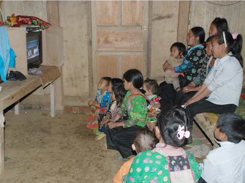 Bà con bản Xa Dung A - Điện Biên xem tivi dưới ánh điện quốc gia