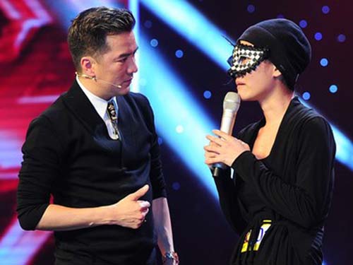 Ở tập 1 của Nhân tố bí ẩn, ca sĩ Đàm Vĩnh Hưng chạy lên sân khấu bày tỏ tình cảm với thí sinh "Huyền Minh" - người thực chất là ca sĩ Anh Thúy.