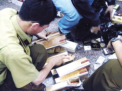 Việc tái xuất thuốc lá lậu đang có nguy cơ thẩm lậu, quay vòng rất lớn