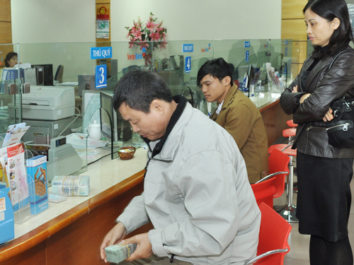 Các ngân hàng thương mại liên tục "bơm" tín dụng ra thị trường với nhiều ưu đãi