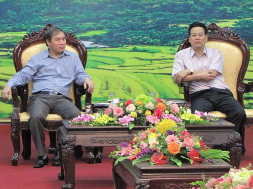 Ông Nguyễn Văn Sơn - Phó Chủ tịch thường trực UBND Hà Giang tiếp đoàn công tác Petrolimex do ông Trần Ngọc Năm- Phó Tổng giám đốc Petrolimex- làm trưởng đoàn