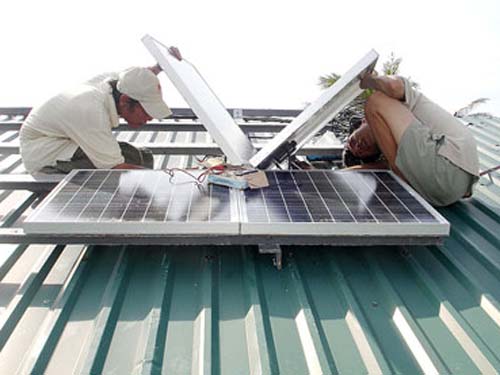 Lắp đặt pin NLMT tại Trường Sa.         