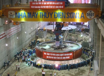 Cẩu chân què của xí nghiệp góp phần đảm bảo tiến độ phát điện Thủy điện Sơn La 