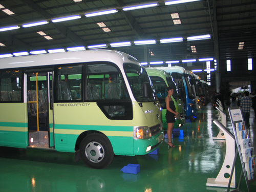 Công nghiệp ô tô trong nước đã đáp ứng nhu cầu xe chở khách.