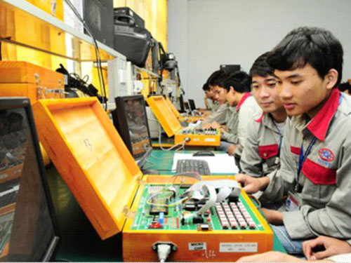 Giờ thực hành của lớp điện tử trường Cao đẳng nghề Hà Nội.