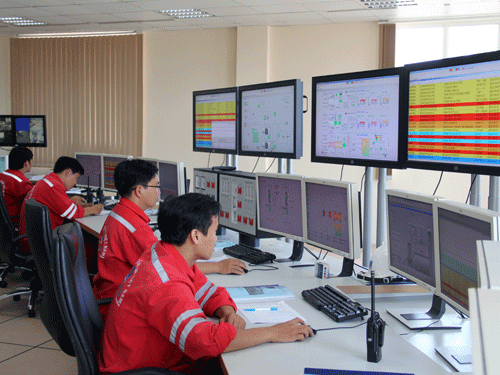Kỹ sư vận hành tại phòng điều khiển trung tâm Nhà máy điện Nhơn Trạch 2.