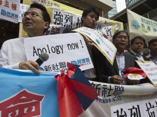 Dân Hong Kong cũng đi biểu tình trước Lãnh sự quán Philippines để ủng hộ phía Đài Loan - Ảnh: Reuters