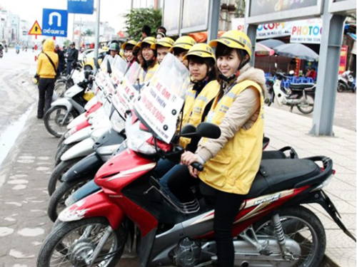 "Tài xế taxi hai bánh" đang chờ khách